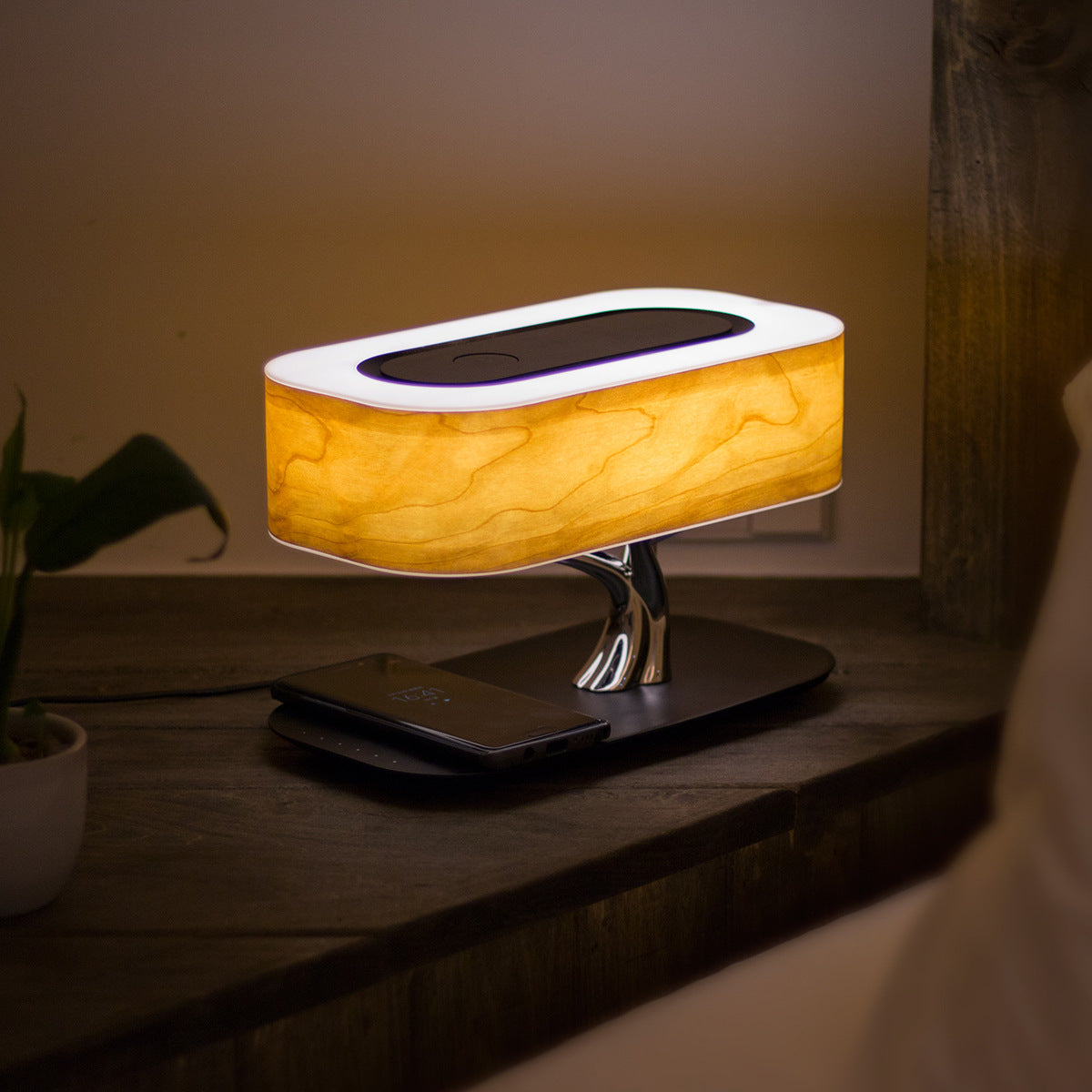 Led  Lampe aus Kirschholz mit Bluetooth Speaker und Wireless Charging